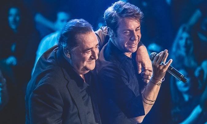Όταν ο Βασίλης Καρράς γνώρισε τον Γιώργο Μαζωνάκη: «Βλέπω έναν νεαρό αδυνατούλη να τραγουδά Στράτο»