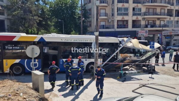 Λεωφορείο έπεσε σε στάση στη Νεάπολη Θεσσαλονίκης, τέσσερις τραυματίες, δείτε βίντεο