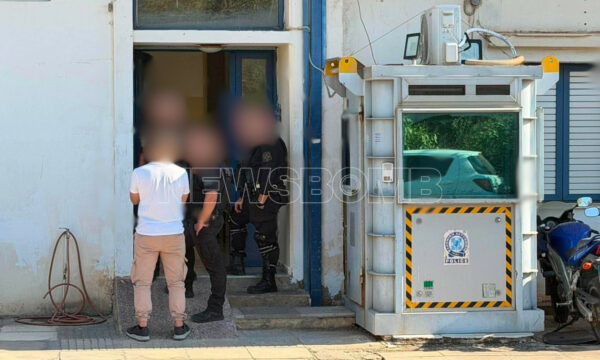 Επίθεση στο ΑΤ Μάνδρας: 31χρονος εισέβαλε στο Τμήμα, απάντησαν με πυρά οι αστυνομικοί