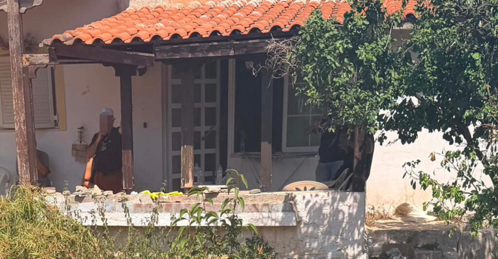 Μαραθώνας: Είχε θαμμένη τη μητέρα της στην αυλή του σπιτιού για να παίρνει τη σύνταξη – Πώς αποκαλύφθηκε η υπόθεση