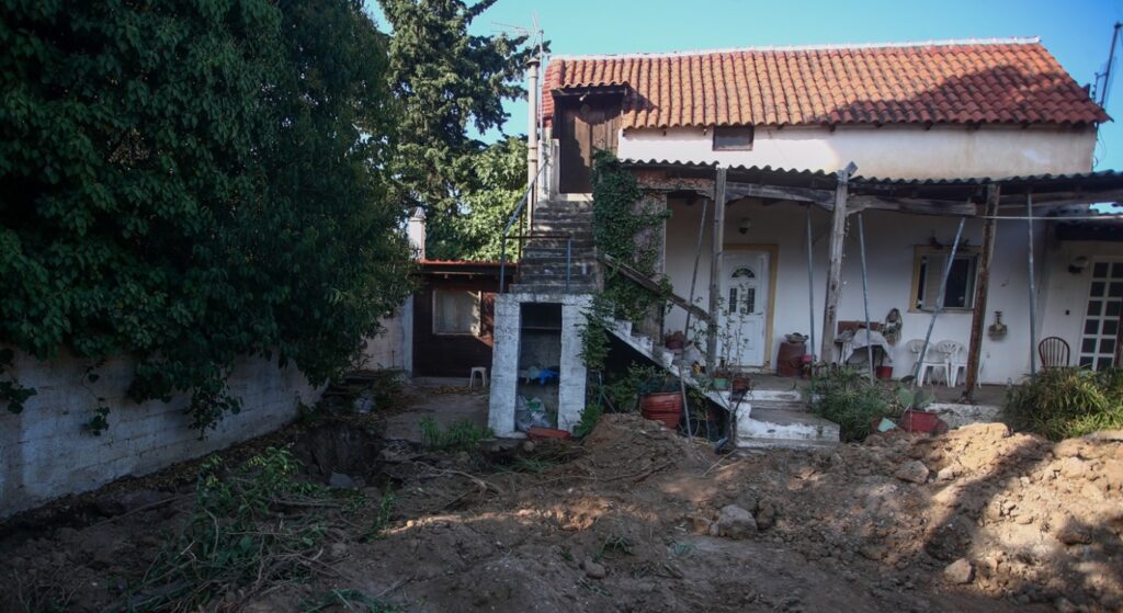 Στο υπόγειο του σπιτιού στο Μαραθώνα βρέθηκε η ηλικιωμένη, ήταν τυλιγμένη σε νάιλον