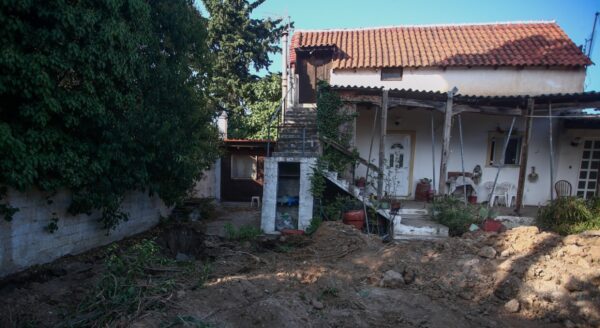 Στο υπόγειο του σπιτιού στο Μαραθώνα βρέθηκε η ηλικιωμένη, ήταν τυλιγμένη σε νάιλον