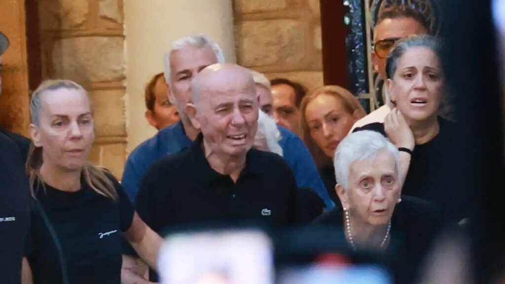Γιώργος Μαζωνάκης: Σπαραγμός κατά την άφιξη της σορού του στη Νίκαια – Συντετριμμένες οι αδερφές του καλλιτέχνη