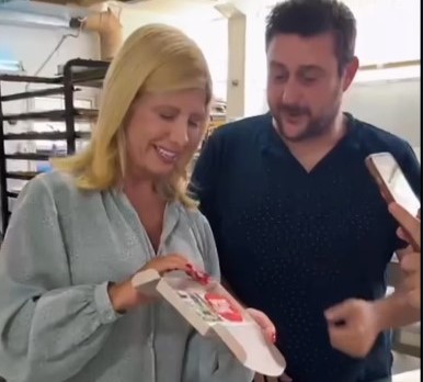 “Πρώτος Καφές με τη Ζήνα” και η παρουσιάστρια Ζήνα Κουτσελίνη τώρα και σε…μπισκότο! Σπαρταριστές στιγμές στα γυρίσματα της εκπομπής!