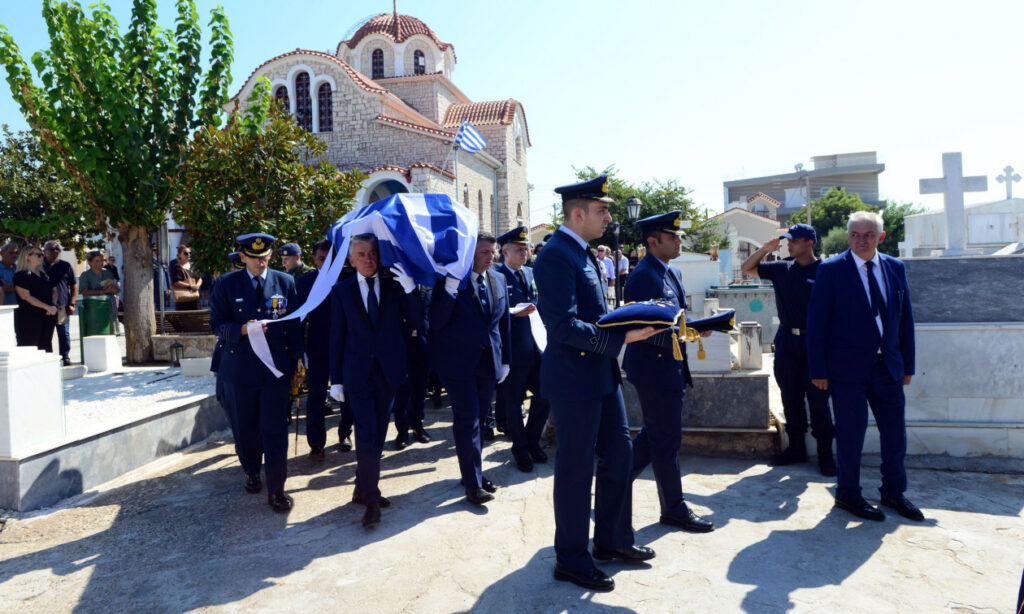 «Πέτα ψηλά, αγόρι μου»: «Λύγισε» η οικογένεια του Ιωάννη Μπλέσια – Σπαραγμός στο τελευταίο «αντίο»