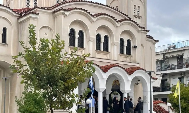 Ηγουμενίτσα: Συγκίνηση στο τελευταίο αντίο στην 25χρονη Πηνελόπη που δολοφονήθηκε από τον πρώην σύντροφό της