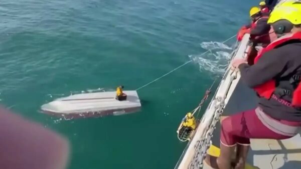 Θρίλερ με 15χρονο: Επέζησε για δύο ημέρες στα παγωμένα νερά της Αλάσκας πάνω σε αναποδογυρισμένη βάρκα
