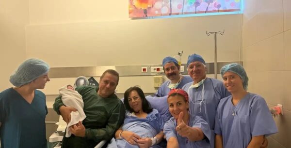 Βρέφος γεννήθηκε στην Αθήνα από έμβρυο που βρισκόταν 22 χρόνια σε κρυοσυντήρηση – Η οικογένεια είχε χάσει τον 21χρονο γιο της σε τροχαίο