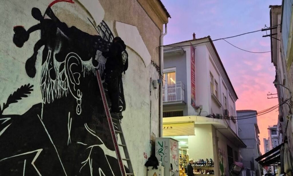 Βόλος: Κρητική urban τοιχογραφία του Γιώργου Μαζωνάκη στην καρδιά της πόλης