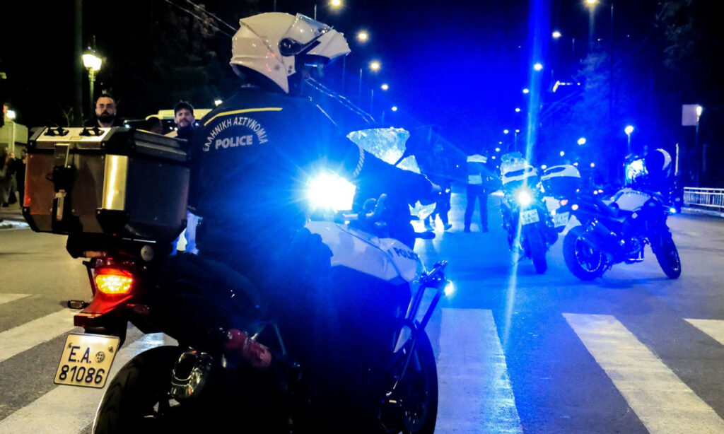 Βόλος: Ζευγάρι έκανε άνω κάτω την Τροχαία – Έβρισε διοικητή και αστυνομικό για τις κλήσεις