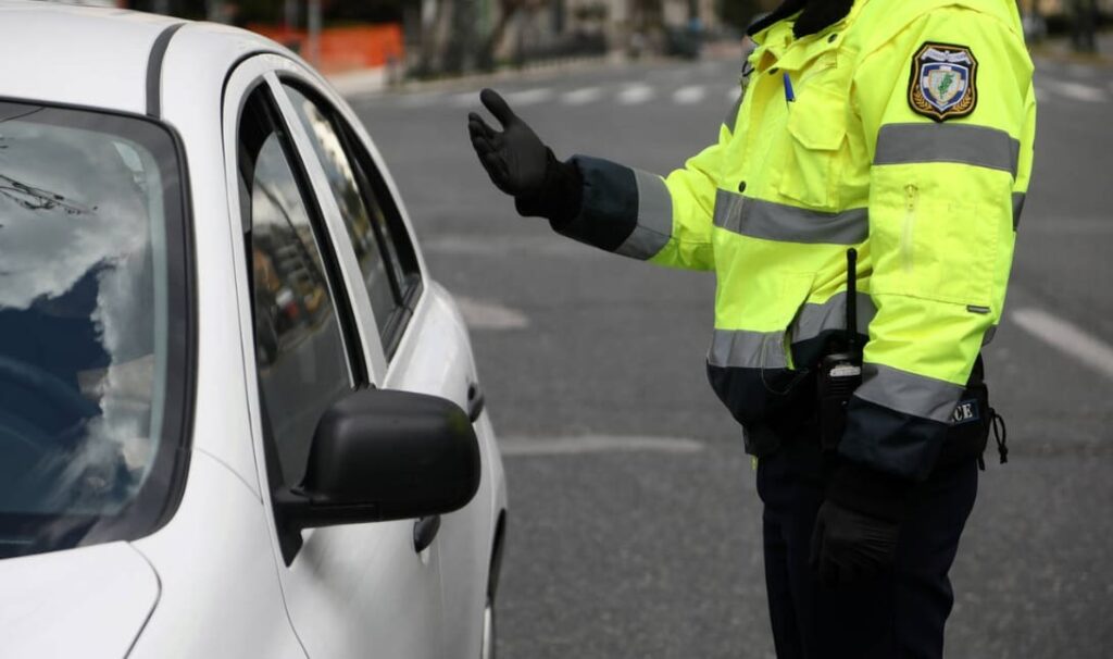 Πρόστιμο ακόμα και αν έχεις σταματήσει στο κόκκινο φανάρι – Πότε συμβαίνει