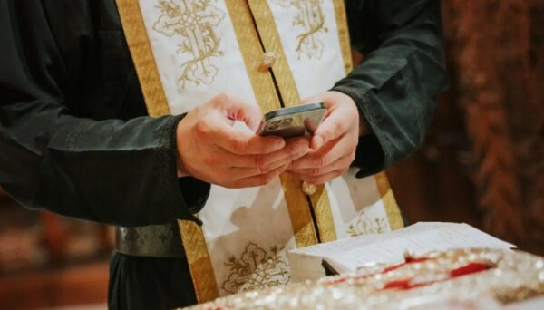 Υπόθεση «revenge porn» στη Λαμία: Απαλλαγή των καθηκόντων του 68χρονου ιερέα που συνελήφθη