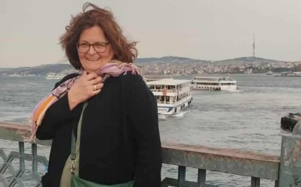 Το συγκινητικό αντίο των μαθητών του 2ου Γυμνασίου Ηλιούπολης στην διευθύντριά τους που έφυγε από τη ζωή: Έγραψαν «καλό παράδεισο» με τις τσάντες τους
