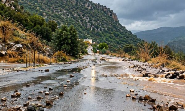 Εφιάλτης από άκρη σε άκρη στην Κρήτη: Δρόμοι στη θάλασσα, εκκενώσεις, οκτώ εγκλωβισμένοι – Βίντεο