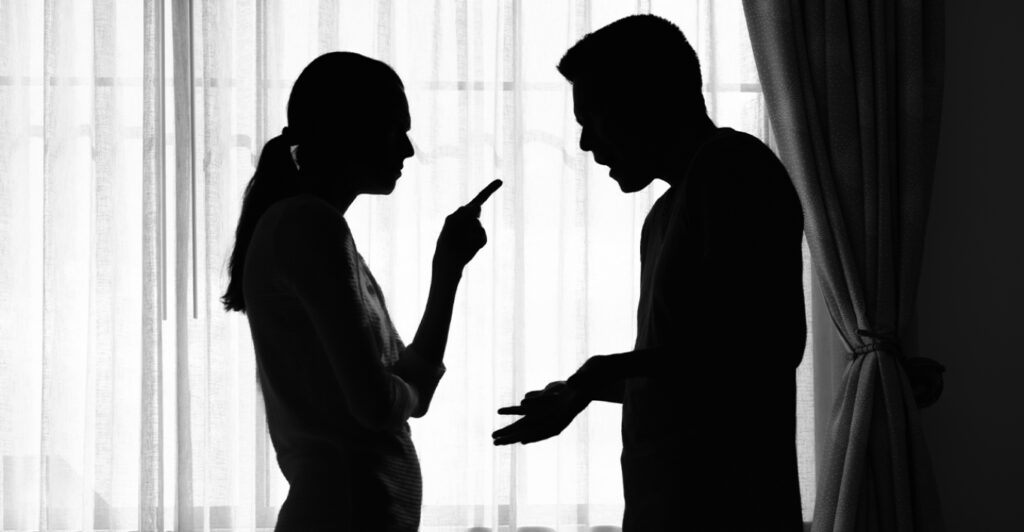 Θεσσαλονίκη: Κατήγγειλε τον πρώην σύντροφό της ότι προσπάθησε να την σκοτώσει και έκαψε το σπίτι της, τελικά αθωώθηκε ομόφωνα